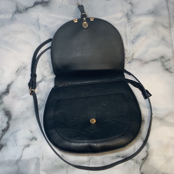 π Black Saddle Crossbody - Picture 4 of 15